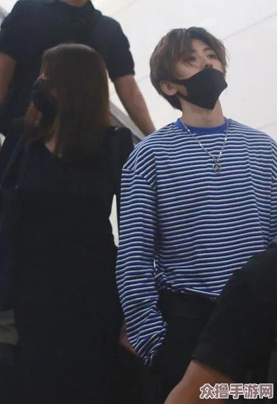 男生把坤坤塞进女生腚眼，竟引发网络热议，网友们纷纷围观评论！