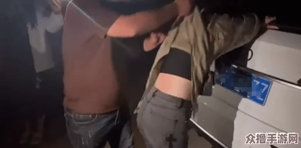 男生把坤坤塞进女生腚眼，竟引发网络热议，网友们纷纷围观评论！