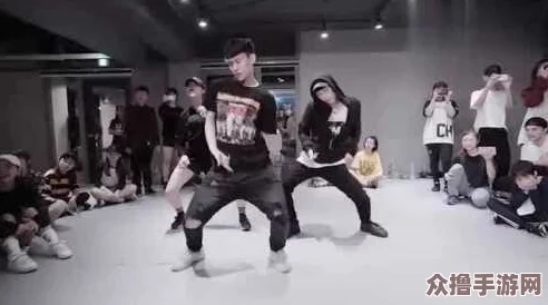 抖动两个球球舞，带你感受炫酷街舞与音乐的完美结合！