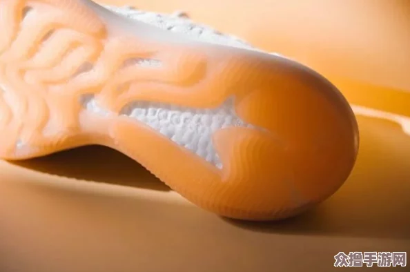 “yeezy380蜜桃粉和白色：穿搭评测与潮流人士的独特见解分享”