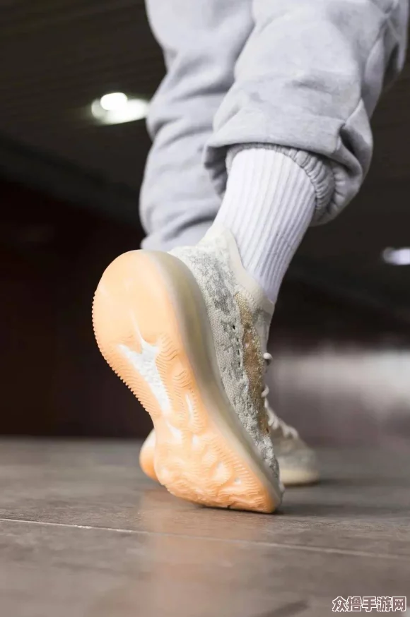 “yeezy380蜜桃粉和白色：穿搭评测与潮流人士的独特见解分享”