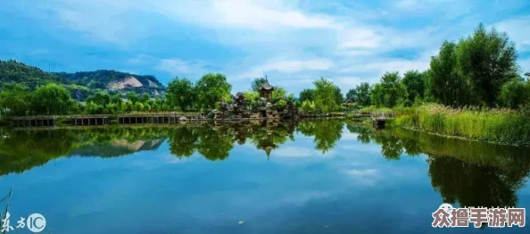 桃花洞口已是溪水潺潺，美不胜收的风景让人心旷神怡