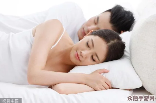 老婆睡旁边老公做遗精的梦，竟然引发了夫妻间意想不到的情感交流与理解