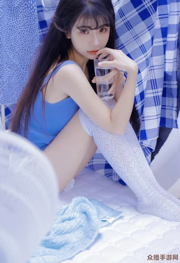 美女校花白丝清纯诱人，网友疯传私房照片引发关注