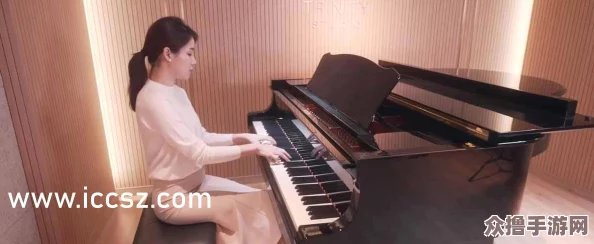 在校园中深入探讨白甜美校花的真实面貌，揭示她们背后的故事与魅力——扒开校花 白甜美，层层剖析校园生活