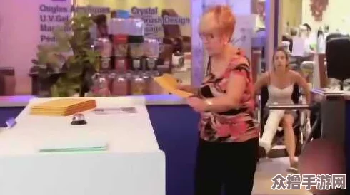 带玩具逛街时突然按下按钮，竟引发了意想不到的搞笑场景，真是令人哭笑不得！