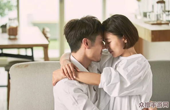 上面一边亲下边一摸，感受甜蜜瞬间与浪漫氛围的完美结合