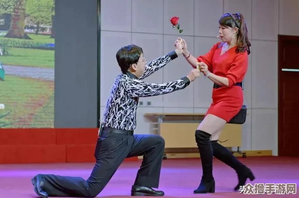 二人生猴子表演视频，欢乐互动引发观众热议，笑声不断的精彩瞬间分享